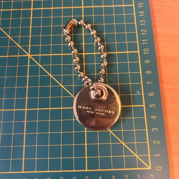 Marc Jacobs New York big circle logo key fob charm chain - Picture 4 of 4